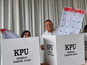 Gunakan Hak Pilih, Walkot Tangsel Benyamin Nyoblos di TPS 19 Lengkong Karya