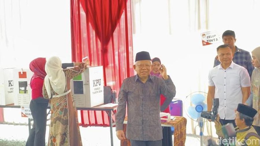 Wapres Ma'ruf Amin mencoblos di TPS 33, Kecamatan Cimanggis, Depok, Jabar bersama istrinya, Wury Estu Handayani. (Dok. Detikcom/Devi)