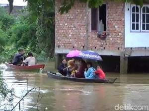 Warga Terdampak Banjir di Jambi Dijemput Pakai Perahu demi Nyoblos Pemilu