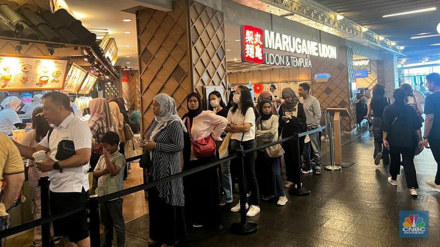 Warga DKI Jakarta memadati Mall Grand Indonesia untuk memanfaatkan diskon promo Pemilu 2024. (CNBC Indonesia/Linda Hasibuan)