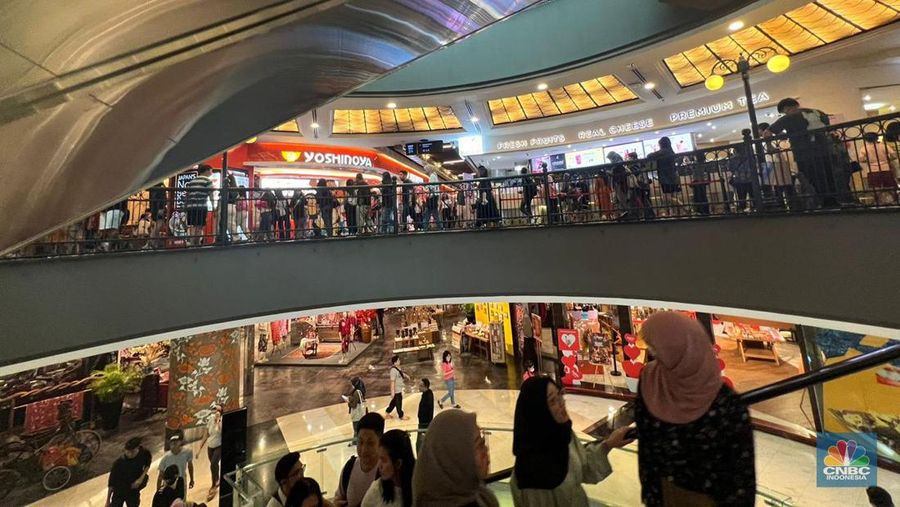 Warga DKI Jakarta memadati Mall Grand Indonesia untuk memanfaatkan diskon promo Pemilu 2024. (CNBC Indonesia/Linda Hasibuan)