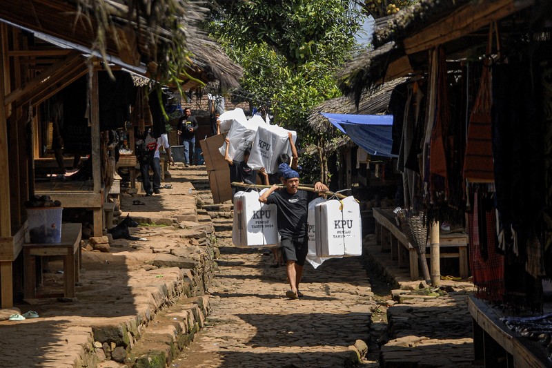 Warga suku Baduy membawa kotak suara untuk didistribusikan ke TPS menjelang pemilu 14 Februari, di desa Kanekes, Banten, Selasa, 13 Februari 2024. Warga suku Baduy membawa kotak suara untuk didistribusikan ke TPS menjelang pemilu 14 Februari, di desa Kanekes, Banten, Selasa, 13 Februari 2024. (AP Photo/Rangga Firmansyah)