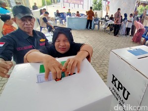 Cerita Pasutri Tunanetra di Lampung Bingung Pindah TPS yang Jauh dari Rumah