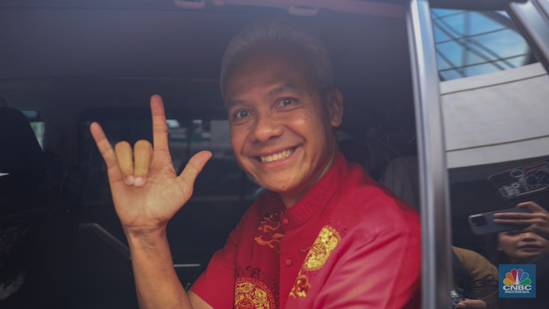 Calon Presiden Ganjar Pranowo memberikan keterangan di Posko Tim Pemenangan Nasional (TPN) Ganjar-Mahfud, Kebon Sirih, Jakarta (15/2/2024). Calon Presiden Ganjar Pranowo memberikan keterangan di Posko Tim Pemenangan Nasional (TPN) Ganjar-Mahfud, Kebon Sirih, Jakarta (15/2/2024). (CNBC Indonesia/Faisal Rahman)