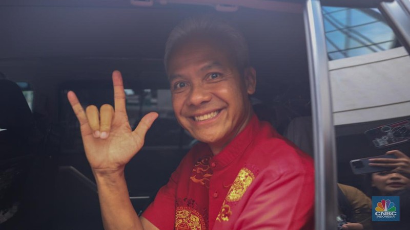 Calon Presiden Ganjar Pranowo memberikan keterangan di Posko Tim  Pemenangan Nasional (TPN) Ganjar-Mahfud, Kebon Sirih, Jakarta (15/2/2024). (CNBC Indonesia/Faisal Rahman)