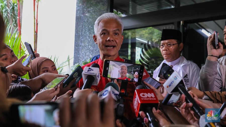 Calon Presiden Ganjar Pranowo memberikan keterangan di Posko Tim  Pemenangan Nasional (TPN) Ganjar-Mahfud, Kebon Sirih, Jakarta (15/2/2024). (CNBC Indonesia/Faisal Rahman)
