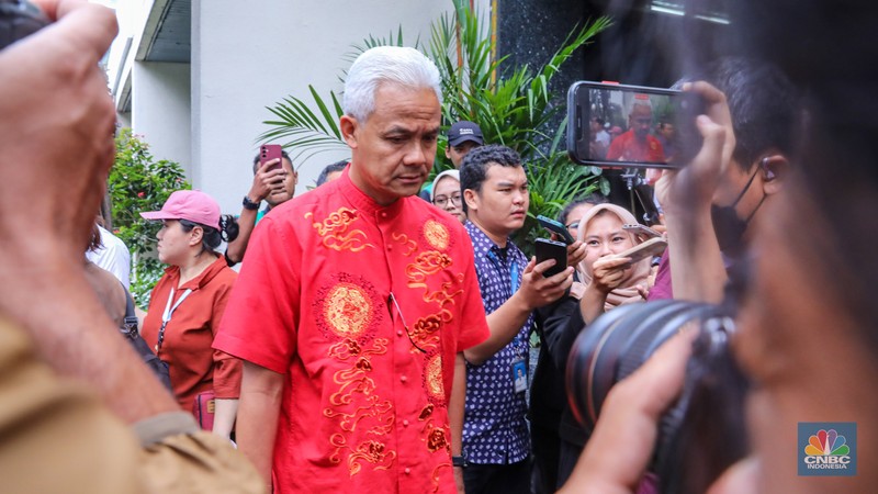 Calon Presiden Ganjar Pranowo memberikan keterangan di Posko Tim Pemenangan Nasional (TPN) Ganjar-Mahfud, Kebon Sirih, Jakarta (15/2/2024). Calon Presiden Ganjar Pranowo memberikan keterangan di Posko Tim Pemenangan Nasional (TPN) Ganjar-Mahfud, Kebon Sirih, Jakarta (15/2/2024). (CNBC Indonesia/Faisal Rahman)