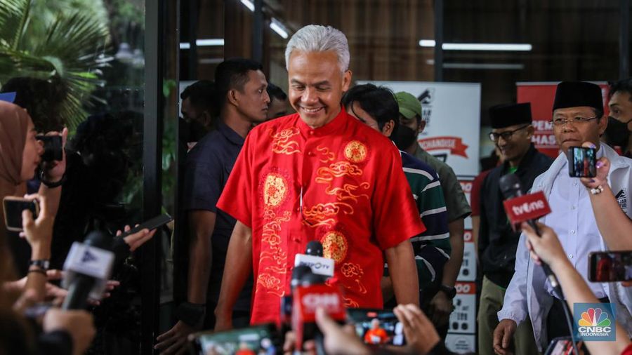 Calon Presiden Ganjar Pranowo memberikan keterangan di Posko Tim  Pemenangan Nasional (TPN) Ganjar-Mahfud, Kebon Sirih, Jakarta (15/2/2024). (CNBC Indonesia/Faisal Rahman)