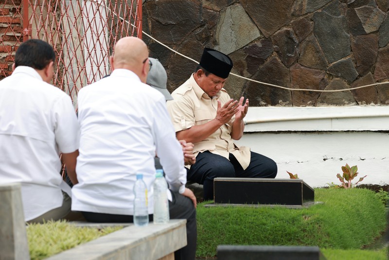 Calon presiden nomor urut 02 Prabowo Subianto berziarah ke makan kedua orang tuanya yang berlokasi di TPU Tanah Kusir dan Karet Bivak Jakarta hari ini. Informasi tersebut disampaikan Koordinator Humas Gerindra Angga Raka kepada CNBC Indonesia, Kamis (15/2/2024). Calon presiden nomor urut 02 Prabowo Subianto berziarah ke makan kedua orang tuanya yang berlokasi di TPU Tanah Kusir dan Karet Bivak Jakarta hari ini. Informasi tersebut disampaikan Koordinator Humas Gerindra Angga Raka kepada CNBC Indonesia, Kamis (15/2/2024). (Dok. Tim Media Prabowo Subianto)