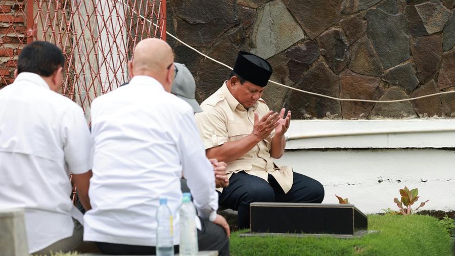 Calon presiden nomor urut 02 Prabowo Subianto berziarah ke makam kedua orang tuanya yang berlokasi di TPU Tanah Kusir dan Karet Bivak Jakarta hari ini. Informasi tersebut disampaikan Koordinator Humas Gerindra Angga Raka kepada CNBC Indonesia, Kamis (15/2/2024). (Dok. Tim Media Prabowo Subianto)