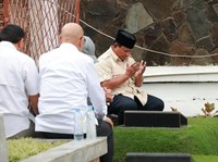 Prabowo 'Nyekar' ke Makam Orang Tua di TPU Tanah Kusir dan Karet Bivak