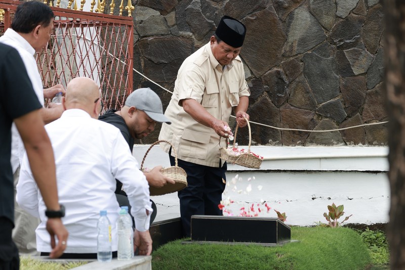 Calon presiden nomor urut 02 Prabowo Subianto berziarah ke makan kedua orang tuanya yang berlokasi di TPU Tanah Kusir dan Karet Bivak Jakarta hari ini. Informasi tersebut disampaikan Koordinator Humas Gerindra Angga Raka kepada CNBC Indonesia, Kamis (15/2/2024). Calon presiden nomor urut 02 Prabowo Subianto berziarah ke makan kedua orang tuanya yang berlokasi di TPU Tanah Kusir dan Karet Bivak Jakarta hari ini. Informasi tersebut disampaikan Koordinator Humas Gerindra Angga Raka kepada CNBC Indonesia, Kamis (15/2/2024). (Dok. Tim Media Prabowo Subianto)