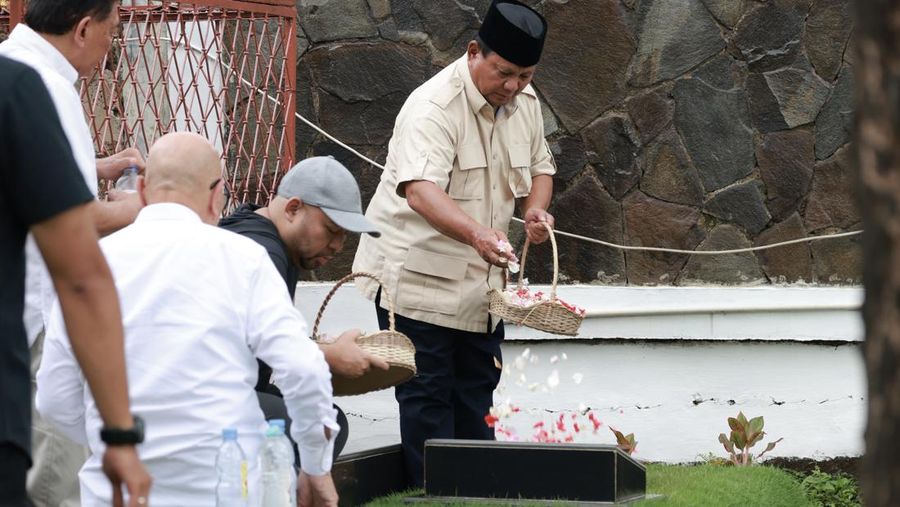 Calon presiden nomor urut 02 Prabowo Subianto berziarah ke makam kedua orang tuanya yang berlokasi di TPU Tanah Kusir dan Karet Bivak Jakarta hari ini. Informasi tersebut disampaikan Koordinator Humas Gerindra Angga Raka kepada CNBC Indonesia, Kamis (15/2/2024). (Dok. Tim Media Prabowo Subianto)