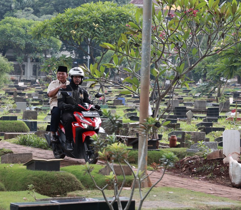 Calon presiden nomor urut 02 Prabowo Subianto berziarah ke makan kedua orang tuanya yang berlokasi di TPU Tanah Kusir dan Karet Bivak Jakarta hari ini. Informasi tersebut disampaikan Koordinator Humas Gerindra Angga Raka kepada CNBC Indonesia, Kamis (15/2/2024). Calon presiden nomor urut 02 Prabowo Subianto berziarah ke makan kedua orang tuanya yang berlokasi di TPU Tanah Kusir dan Karet Bivak Jakarta hari ini. Informasi tersebut disampaikan Koordinator Humas Gerindra Angga Raka kepada CNBC Indonesia, Kamis (15/2/2024). (Dok. Tim Media Prabowo Subianto)
