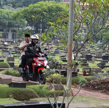 Naik Motor Bebek, Potret Prabowo 'Nyekar' ke Makam Orang Tua