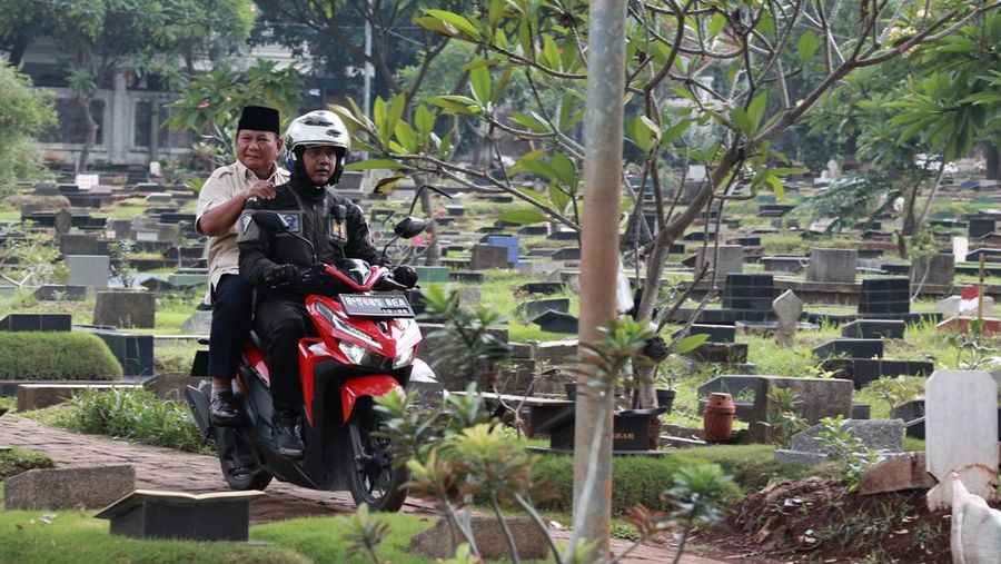 Calon presiden nomor urut 02 Prabowo Subianto berziarah ke makam kedua orang tuanya yang berlokasi di TPU Tanah Kusir dan Karet Bivak Jakarta hari ini. Informasi tersebut disampaikan Koordinator Humas Gerindra Angga Raka kepada CNBC Indonesia, Kamis (15/2/2024). (Dok. Tim Media Prabowo Subianto)
