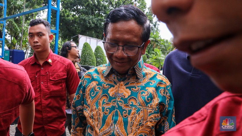 Calon Presiden Ganjar Pranowo memberikan keterangan di Posko Tim Pemenangan Nasional (TPN) Ganjar-Mahfud, Kebon Sirih, Jakarta (15/2/2024). Calon Presiden Ganjar Pranowo memberikan keterangan di Posko Tim Pemenangan Nasional (TPN) Ganjar-Mahfud, Kebon Sirih, Jakarta (15/2/2024). (CNBC Indonesia/Faisal Rahman)