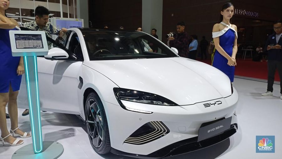 Deretan mobil China terus menggempur pasar otomotif RI. Di ajang Indonesia International Motor Show (IIMS) 2024, beberapa mobil China rilis, kebanyakan dari segmen mobil listrik. (վ/Ferry Sandi)