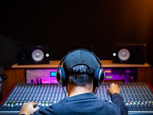 Kehadiran AI Jadi Dua Mata Pisau di Industri Musik