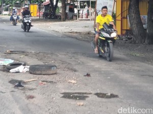 Jalanan Gresik Rusak gegara Tergenang Banjir