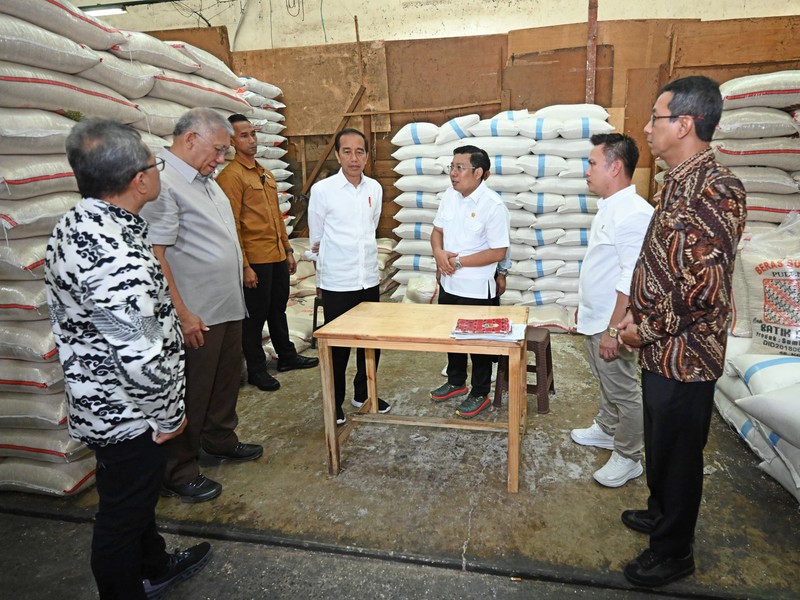 Jokowi didampingi Mendag Zulkifli Hasan, Dirut Bulog Bayu Krisnamurthi, Pj Gubernur DKI Heru Budi Hartono, tinjau beras di PIBC, Kamis (15/2/2024), (Dok. Bapanas)