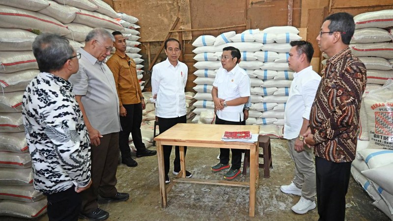 Jokowi didampingi Mendag Zulkifli Hasan, Dirut Bulog Bayu Krisnamurthi, Pj Gubernur DKI Heru Budi Hartono, tinjau beras di PIBC, Kamis (15/2/2024), (Dok. Bapanas)