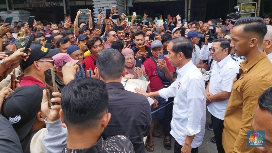 Jokowi tinjau langsung Pasar Induk Beras Cipinang, Kamis (15/2/2024). (Detikcom)