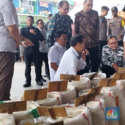 Jokowi Sidak Langsung Stok Beras ke Pasar Cipinang: Melimpah di Sini