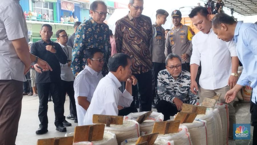 Jokowi tinjau langsung Pasar Induk Beras Cipinang, Kamis (15/2/2024). (Detikcom)