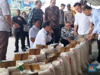 Jokowi Ungkap Penyebab Beras Premium Langka & Mahal, Gegara Bansos?
