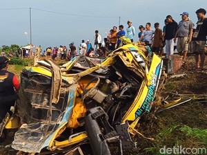KA Manahan Hantam Dump Truk di Brebes, Ayah-Anak Tewas!