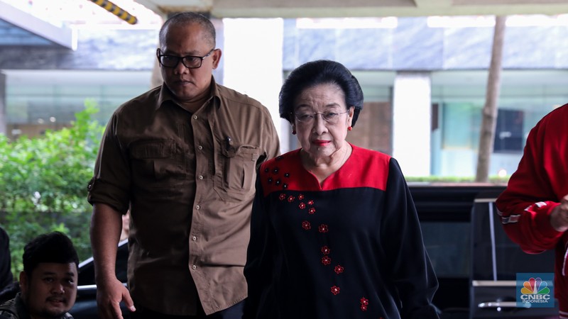 Calon Presiden Ganjar Pranowo memberikan keterangan di Posko Tim Pemenangan Nasional (TPN) Ganjar-Mahfud, Kebon Sirih, Jakarta (15/2/2024). Calon Presiden Ganjar Pranowo memberikan keterangan di Posko Tim Pemenangan Nasional (TPN) Ganjar-Mahfud, Kebon Sirih, Jakarta (15/2/2024). (CNBC Indonesia/Faisal Rahman)