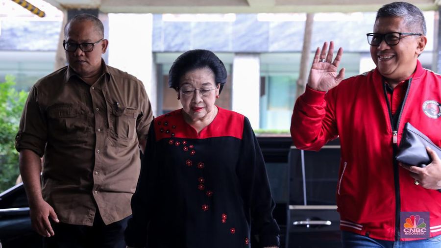 Ketua Umum Partai Demokrasi Indonesia Perjuangan (PDIP) Megawati Soekarno Putri tiba di posko Tim Pemenangan Nasional (TPN) Ganjar-Mahfud, Kebon Sirih, Jakarta (15/2/2024). (CNBC Indonesia/Faisal Rahman)