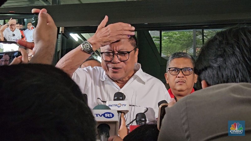 Calon Presiden Ganjar Pranowo memberikan keterangan di Posko Tim  Pemenangan Nasional (TPN) Ganjar-Mahfud, Kebon Sirih, Jakarta (15/2/2024). (CNBC Indonesia/Faisal Rahman)