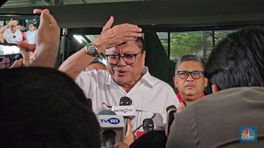 Calon Presiden Ganjar Pranowo memberikan keterangan di Posko Tim  Pemenangan Nasional (TPN) Ganjar-Mahfud, Kebon Sirih, Jakarta (15/2/2024). (CNBC Indonesia/Faisal Rahman)