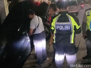 Dikendarai Lansia, Honda MDX Masuk Saluran Air di Pinggir Jalan Jambi