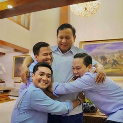 Potret Prabowo Pamer Keakraban dengan 3 Bujang Terdekatnya