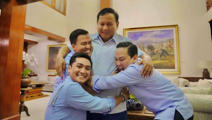 Para ajudan Prabowo Subianto mengunggah momen foto bersama mereka memeluk Prabowo di akun Instagram pribadi mereka. (Instagram @agung_surahman)