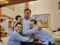 Potret Prabowo Pamer Keakraban dengan 3 Bujang Terdekatnya