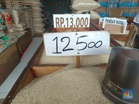 Aneh! Beras Premium Langka di Ritel Modern, di Pasar Becek Banjir