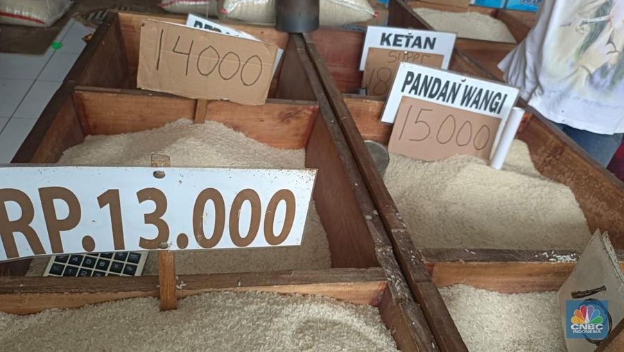 Pedagang beras curah di Pasar Jaya Gondangdia, Jakarta Pusat, Kamis (15/2/2024). (վ/Martyasari Rizky)