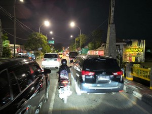 Pintu Tol Romokalisari Macet Parah