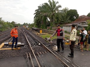 Motor Mogok di Pelintasan KA, Mat Sahi Tertabrak hingga Patah Kaki