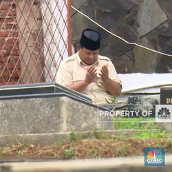 Prabowo Berziarah ke Makam Sang Ibu dan Ayah