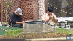 Prabowo Berziarah ke Makam Sang Ibu dan Ayah