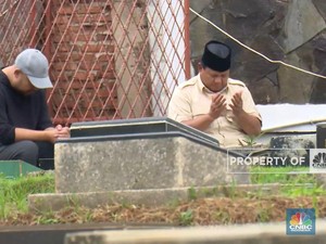 Prabowo Berziarah ke Makam Sang Ibu dan Ayah