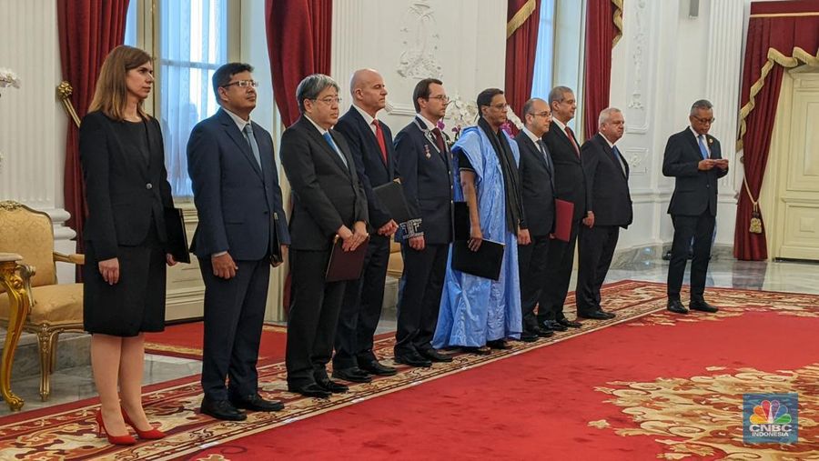 Presiden Joko Widodo menerima sembilan Duta Besar Luar Biasa dan Berkuasa Penuh (LBBP) beberapa negara sahabat di Istana Merdeka, Kamis (15/2/2024). (CNBC Indonesia/Emir Yanwardhana)