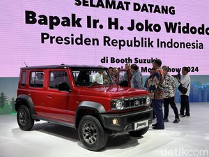 Airlangga ke Jokowi di Booth Suzuki: Ada Jimny yang Lebih Besar dan Keren