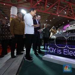 RI Baru Punya 2 Pabrik Mobil Listrik, Jokowi Bilang Begini
