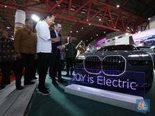 RI Baru Punya 2 Pabrik Mobil Listrik, Jokowi Bilang Begini